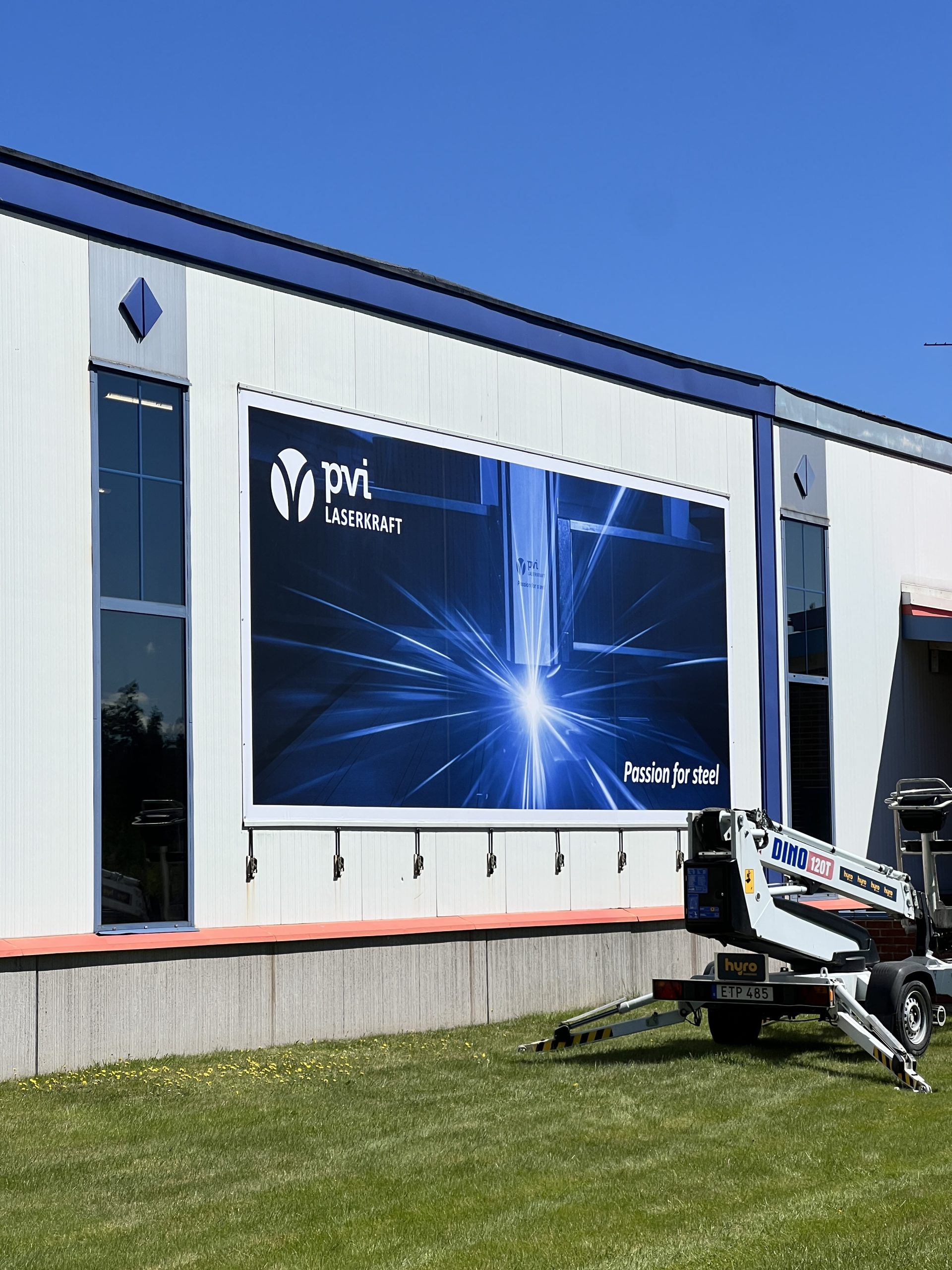 Fasadskylt monterad för PVI Laserkraft