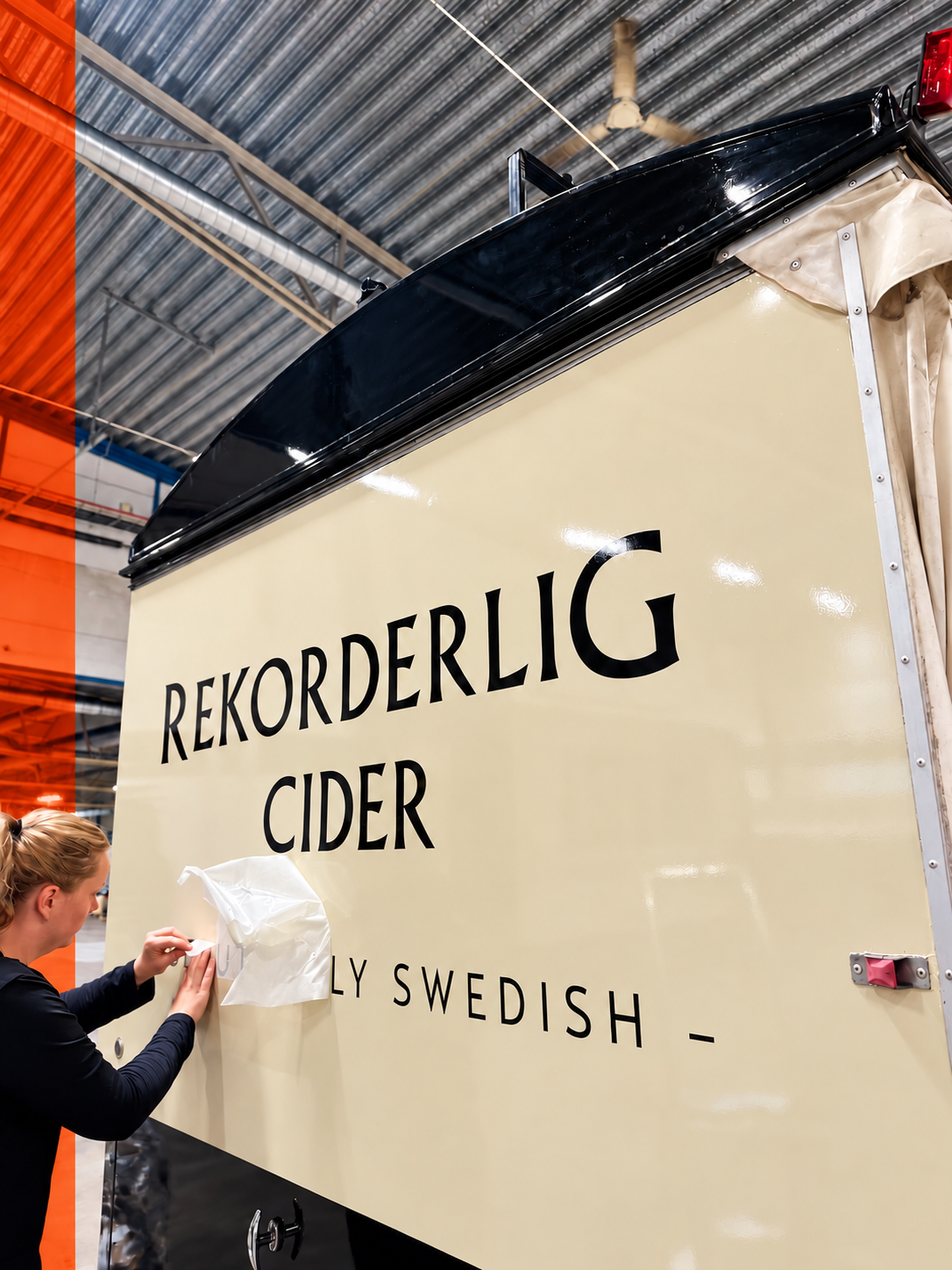 Ljus monteringsbild av fordonsdekor på en Rekorderlig Cider-vagn